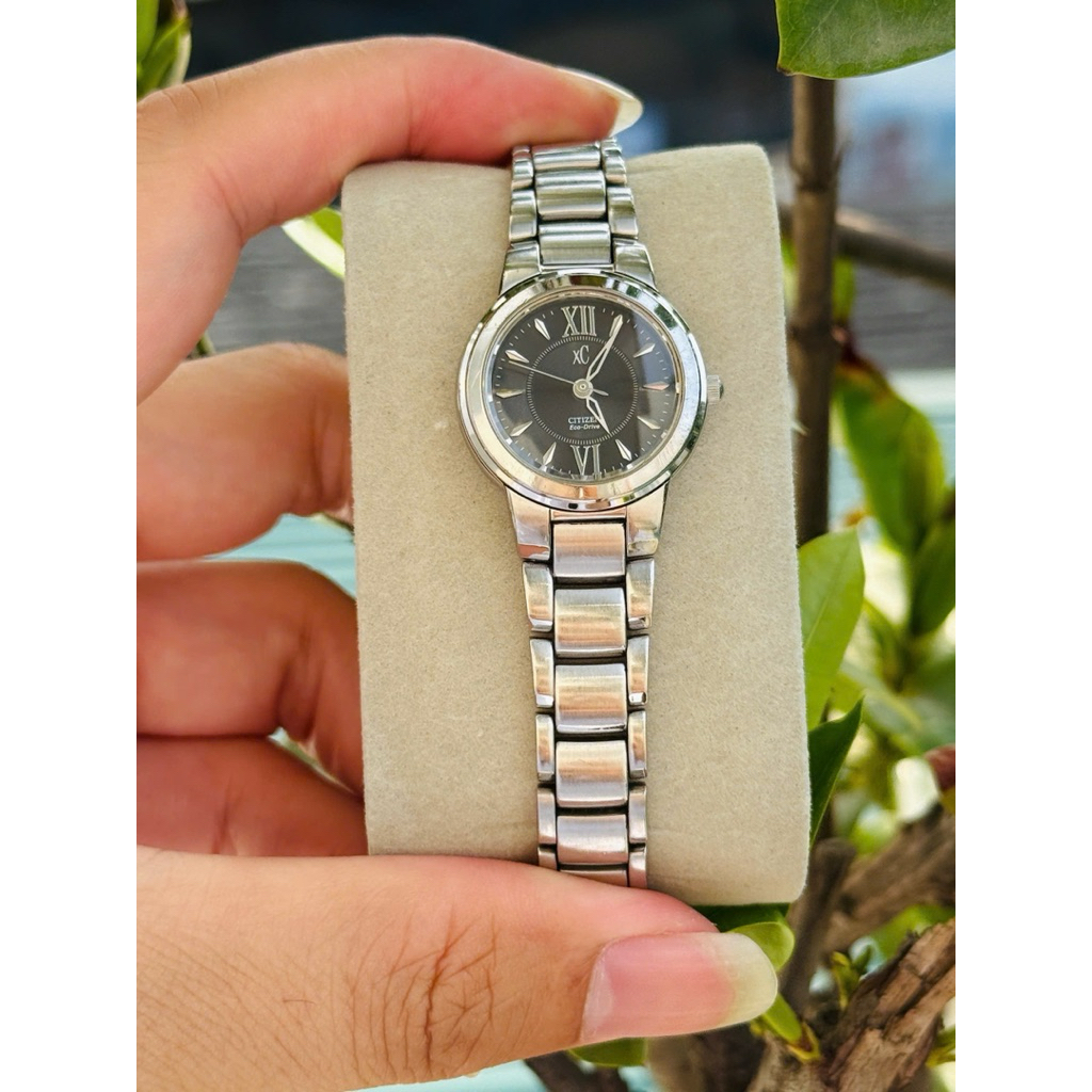 Đồng hồ Nữ Citizen xC Eco Drive pin năng lượng kính saphia, mặt đen huyền bí