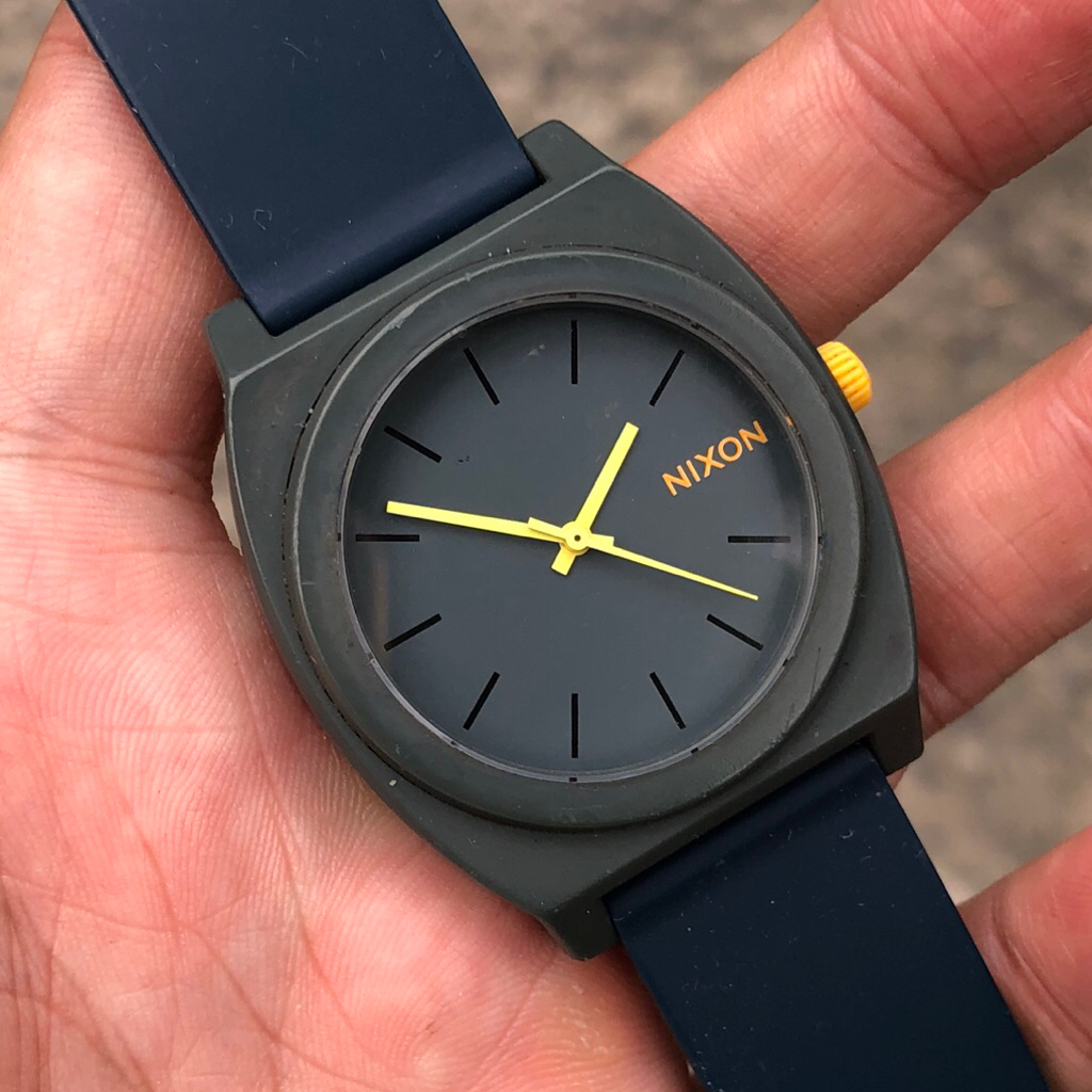 Đồng hồ Nam NIXON tông đen xanh vàng