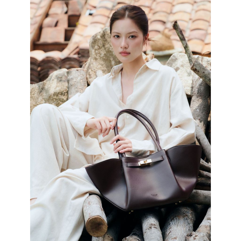 BAGA Goda Size M - Túi Xách Nữ Da PU Mềm, Thiết Kế Tối Giản, Màu Choco (Chưa Kèm Charm, Charm Giảm 30%) | BigBuy360 - bigbuy360.vn