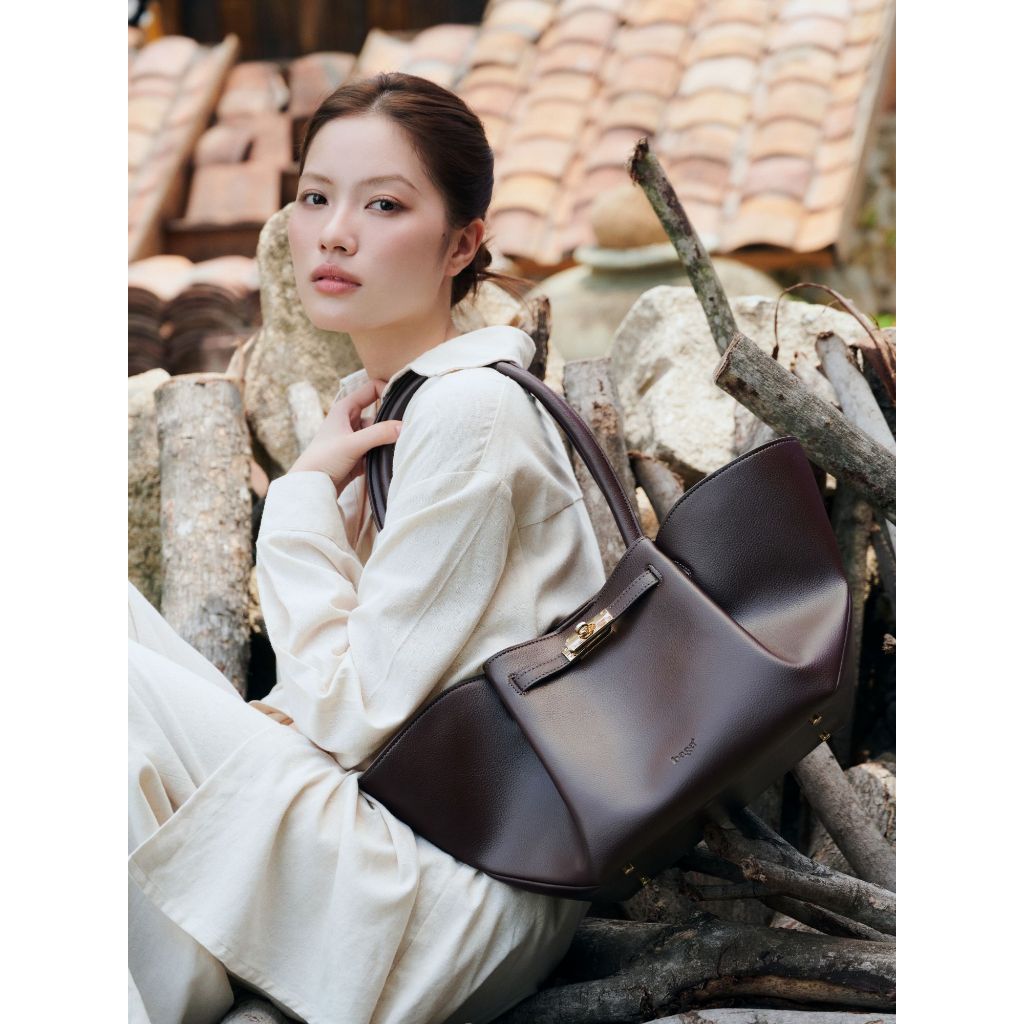 BAGA Goda Size M - Túi Xách Nữ Da PU Mềm, Thiết Kế Tối Giản, Màu Choco (Chưa Kèm Charm, Charm Giảm 30%) | BigBuy360 - bigbuy360.vn
