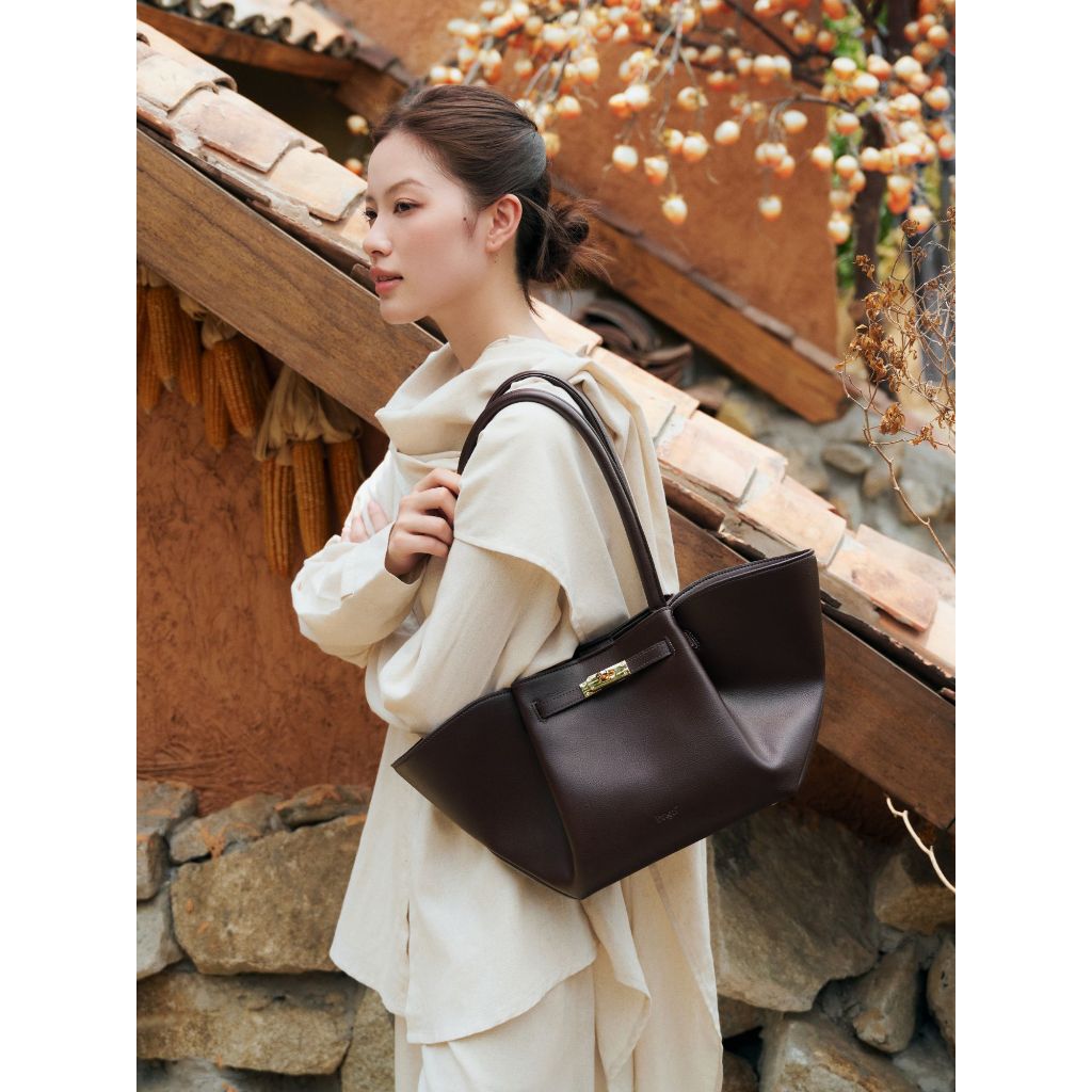 BAGA Goda Size M - Túi Xách Nữ Da PU Mềm, Thiết Kế Tối Giản, Màu Choco (Chưa Kèm Charm, Charm Giảm 30%)