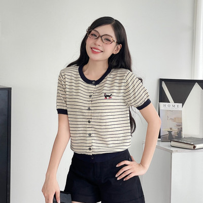 Áo len mongtoghi nữ Twentyfive cổ tròn cài cúc, họa tiết thêu trước ngực 6906