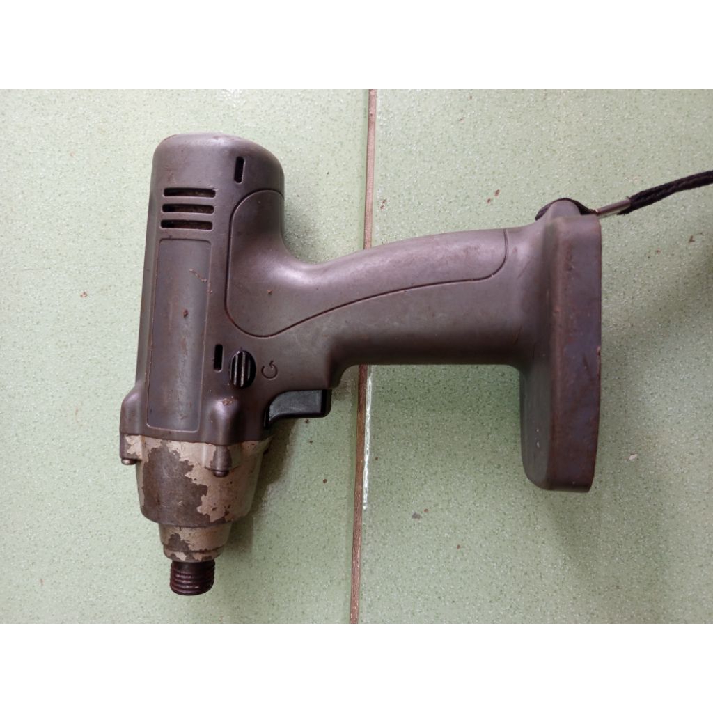 Thân máy chuên vít CIDS 12v bị mất tem như hình, hoạt động bình thường, tất cả đã test OK.