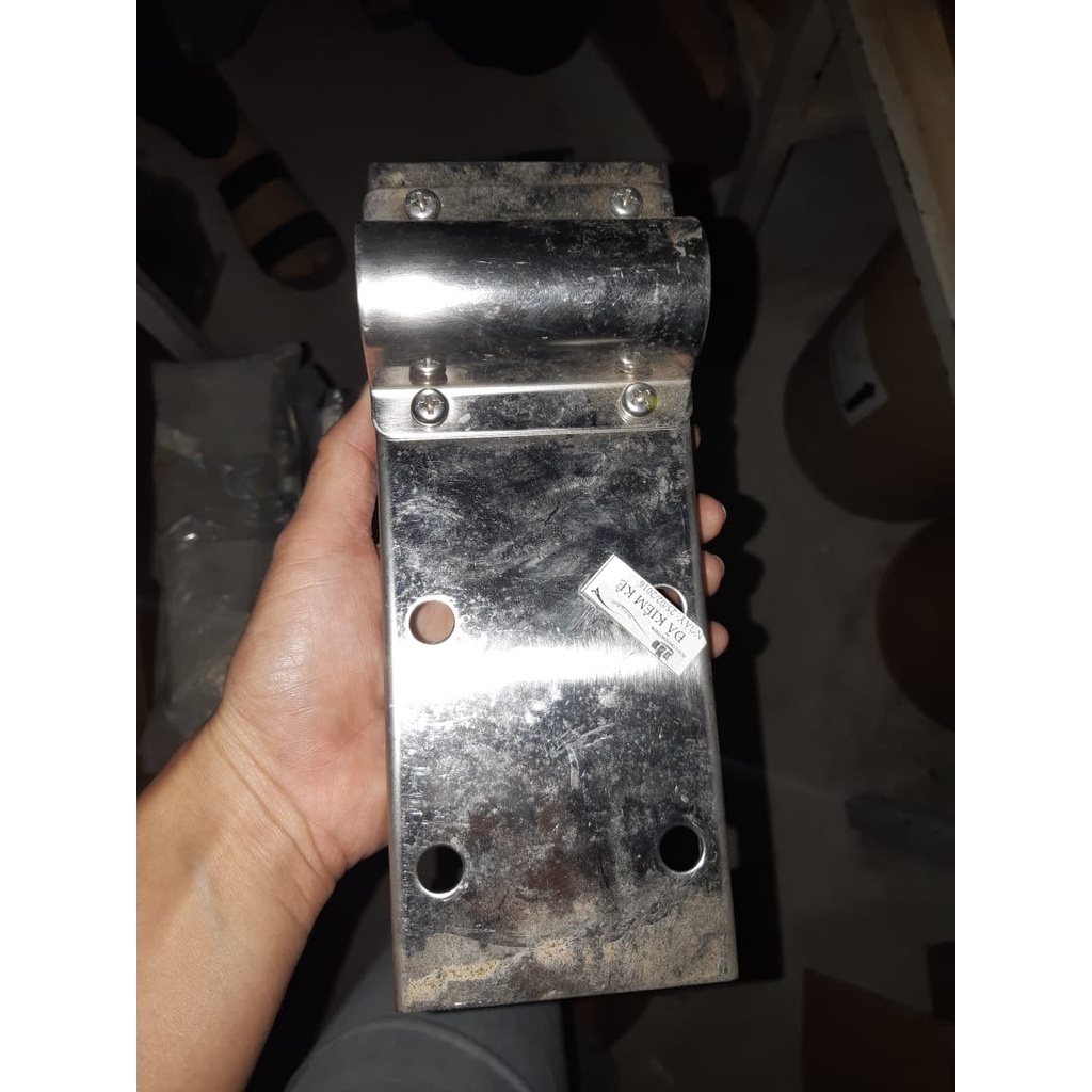 VHF ANT BRACKET 716