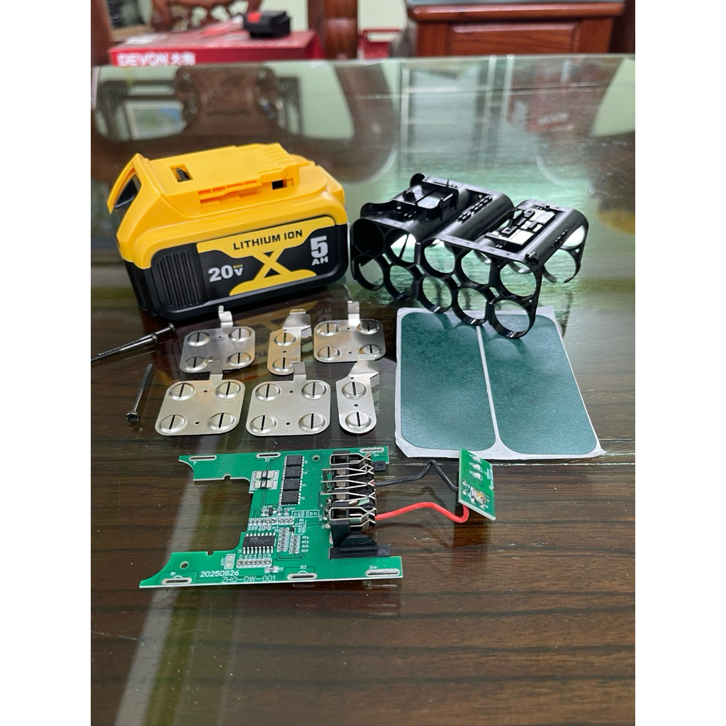 Vỏ , mạch DEWALT 10 cell 16850 mạch nhận sạc zin có đèn led báo pin
