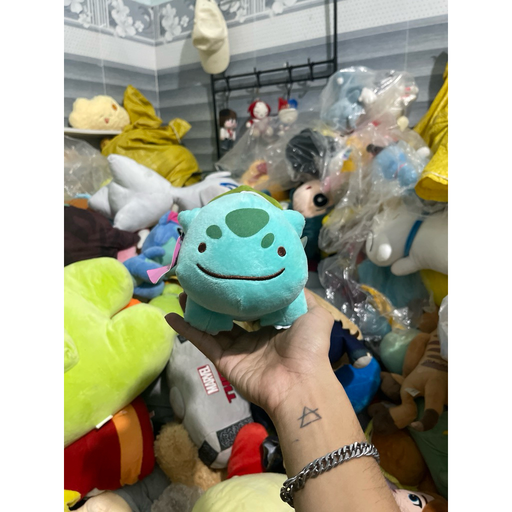 Gấu 2hand Thú nhồi bông Ditto giả dạng Bulbasaur với thiết kế đặc trưng của Ditto với đôi mắt híp đặ