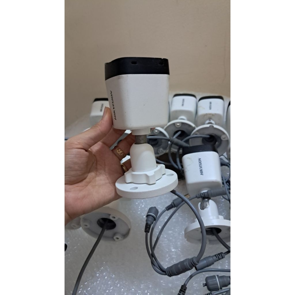 Camera analog cũ.Camera thân Hikvision thân sắt 2.0mp có màu ban đêm đã qua sử dụng dùng cho đầu ghi