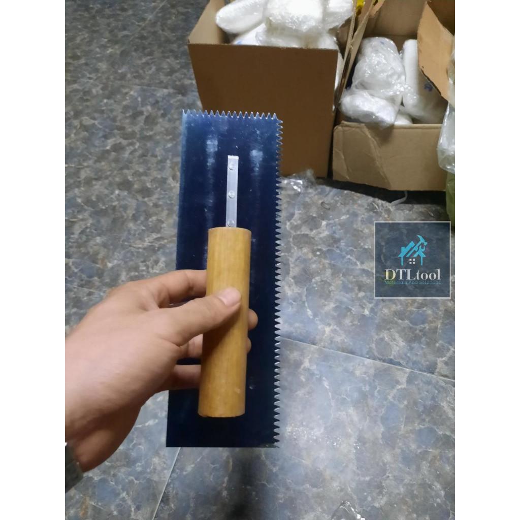Bay răng cưa 5mm, dài 30cm. Bàn bả răng cưa chuyên thi công Epoxy, thi công chống thấm Polyurethane,