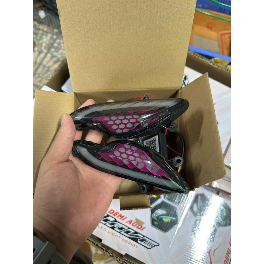 Xi Nhan Audi i8 Led cho  Wave 110 tổ ong - xinhan wave ( có chỉnh qua smartphone ledlamp ) )
