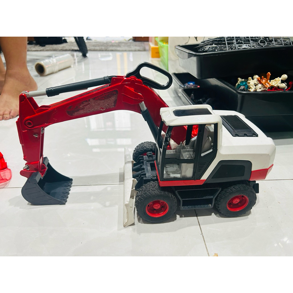 Mô hình xe xúc Bruder tỷ lệ 1:16 màu đỏ trắng ( Hàng cũ)
