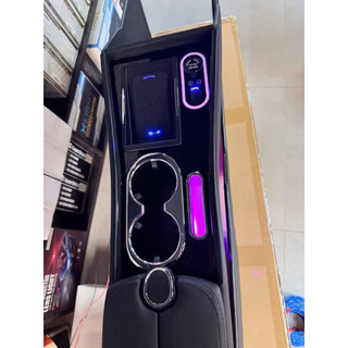 Bệ tỳ tay Vinfnast VF3 AMR mẫu phi thuyền kiểu mới có chỗ để chìa khoá dễ hơn - tích hợp led đổi màu cảm ứng