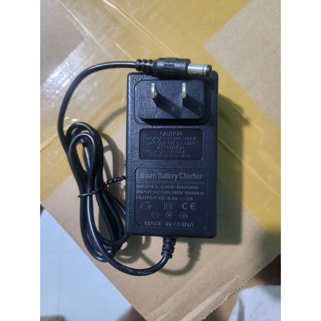Adapter Sạc 8.4V 2A đầu DC tròn nhỏ gọn tiện lợi
