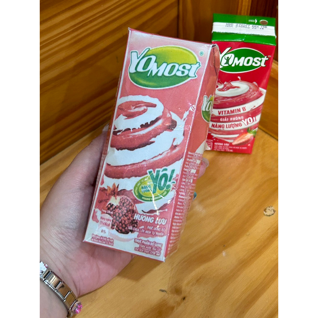 Squishy giấy hình hộp sữa Yomost dâu