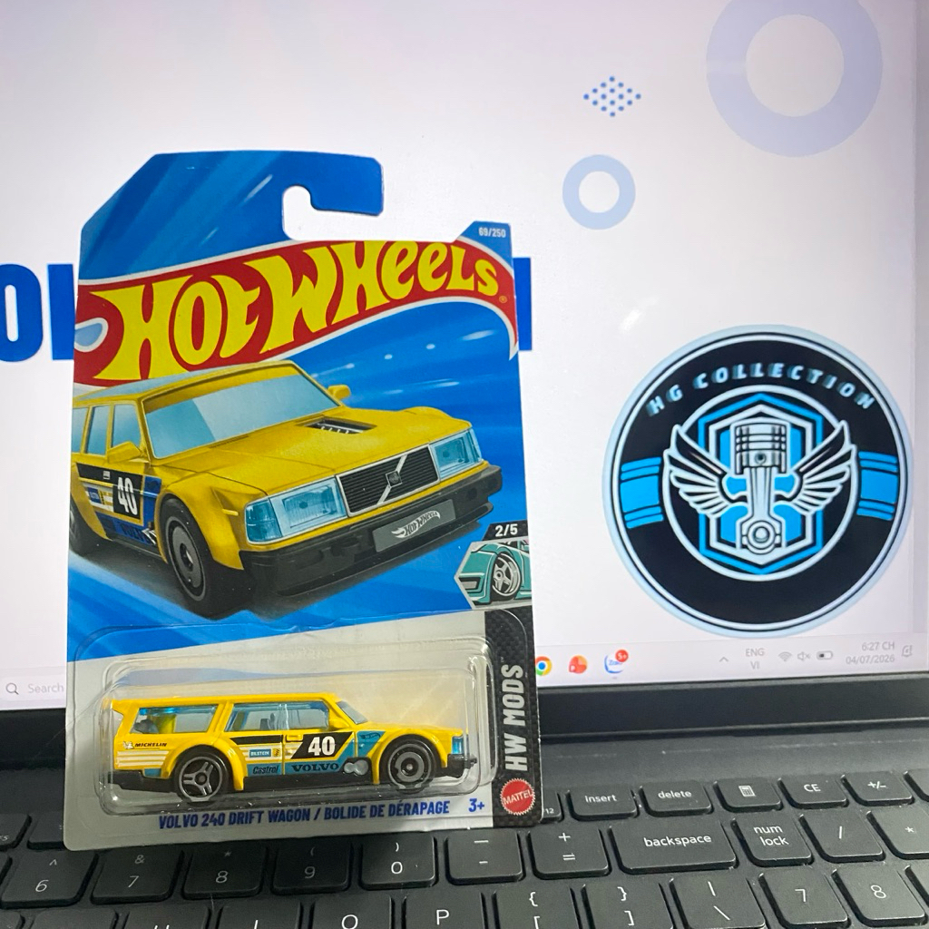 Xe đồ chơi Mô Hình Hot Wheels basic Volvo 240 Drift Wagon / Bolide De Dérapage 2026 Case L 1:64