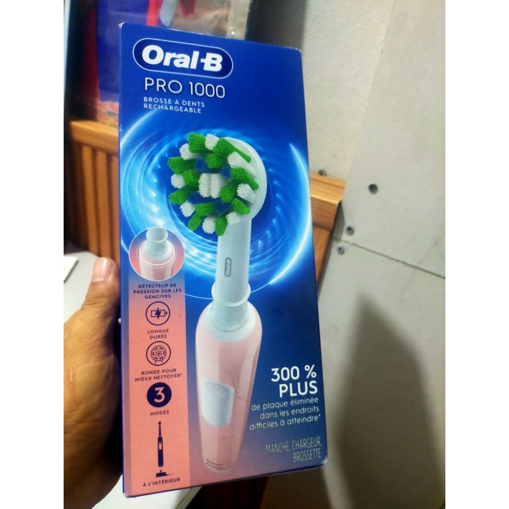 Bàn chải điện Oral-B Pro 1000, một dòng bàn chải sạc điện phổ biến của thương hiệu Oral-B.