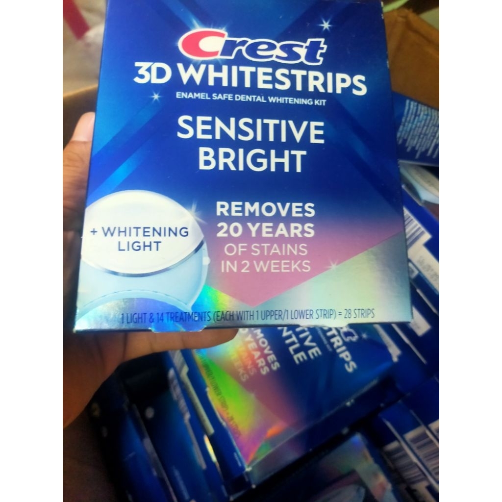 Crest 3D Whitestrips Sensitive Bright, một bộ kit làm trắng răng tại nhà 1đèn và 28mieng dán