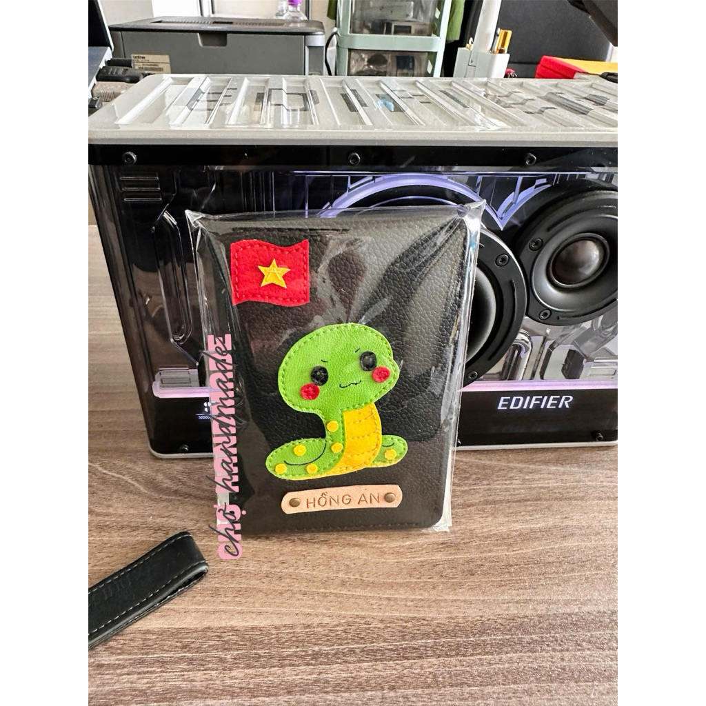 (chat chốt tên-chọn màu)Vỏ hộ chiếu hình Rắn-passport cover- bao hộ chiếu tuổi Tỵ-bọc hộ chiếu bé Na