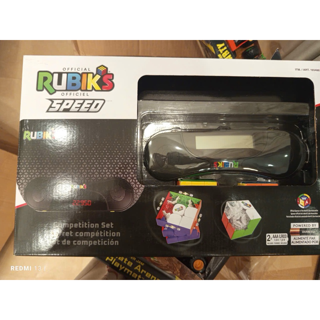 bộ Rubik's Speed Bundle bao gồm đồng hồ bấm giờ, thảm thi đấu và hai khối Rubik 2x2 và 3x3