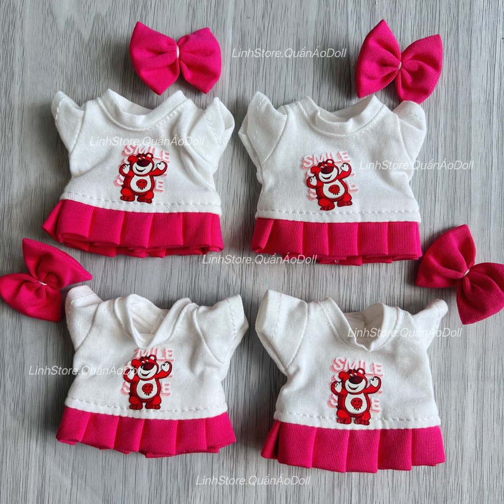 [Quần áo búp bê] ĐẦM THUN XẾP LI HOẠ TIẾT GẤU DÂU KÈM NƠ BÉ GÁI DOLL 5IN