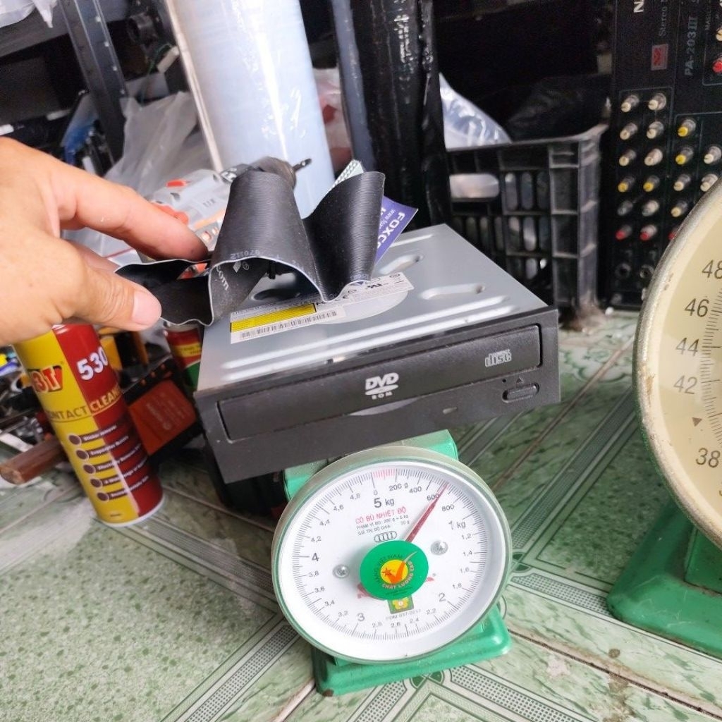 ổ đĩa CD DVD rom cổng ATA , đang đọc hát ok, nhìn còn đẹp team gốc còn nguyên chưa sửa chữa