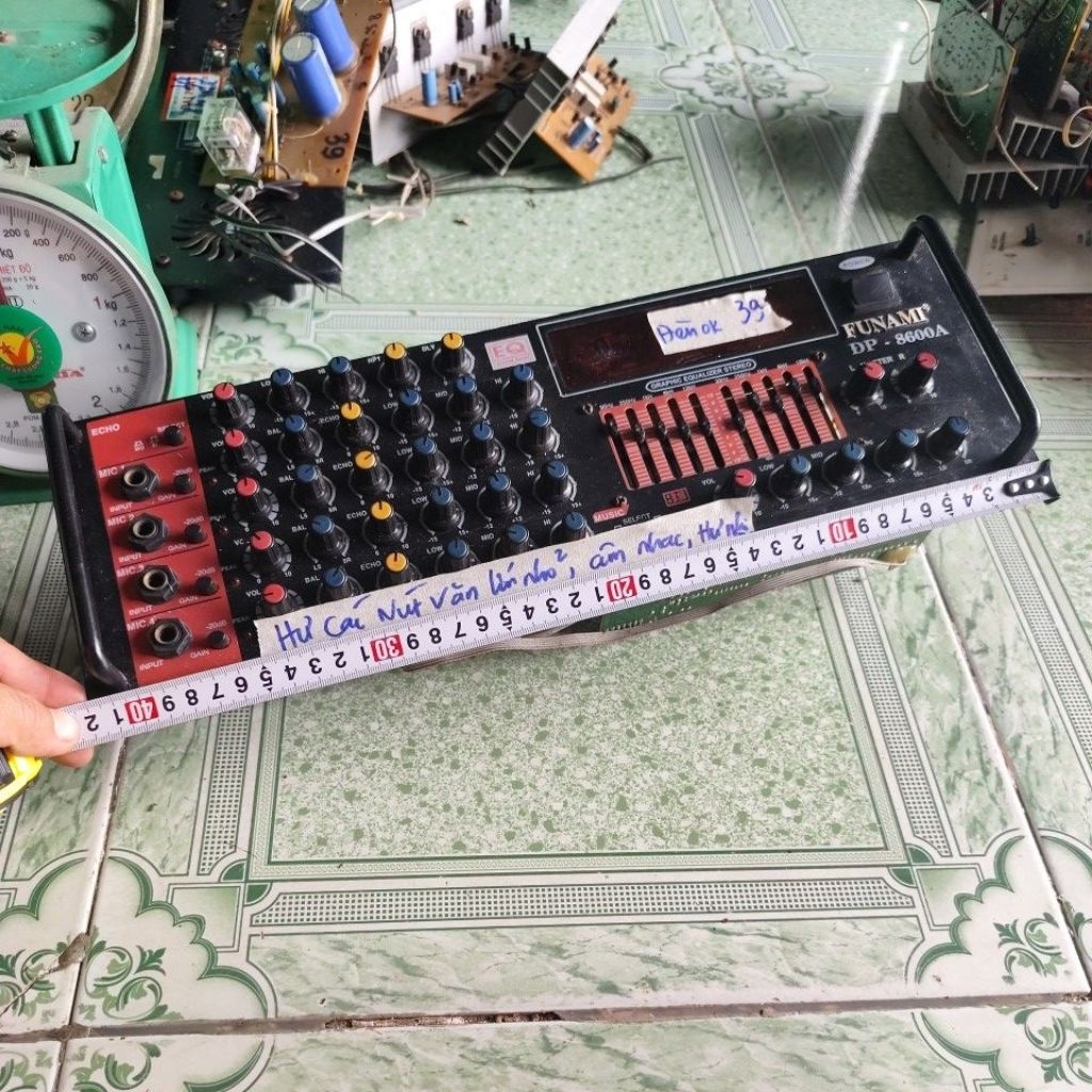 mặt trước pre, amply karaoke còn đèn led, hư các nút vặn, lấy linh kiện ,mã 39
