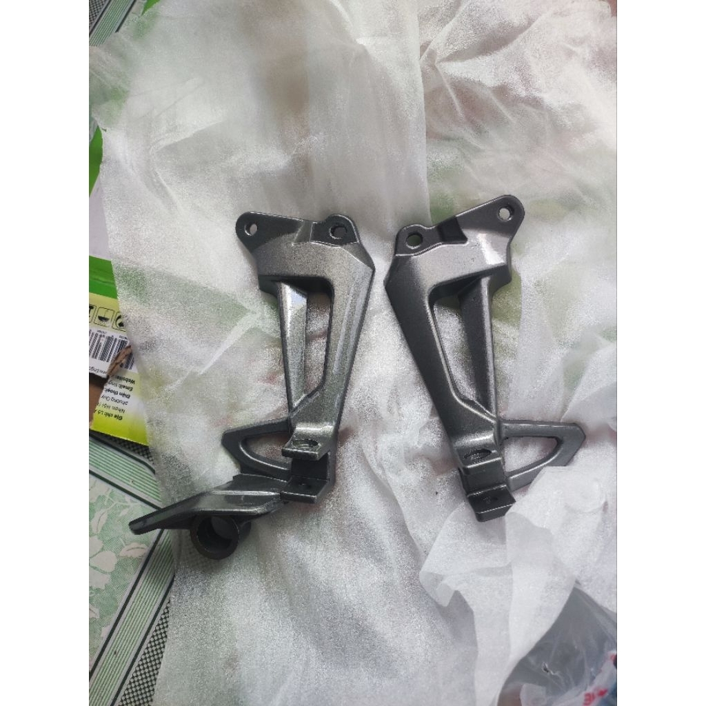 Cặp gác chân trái  phải sau sirius 110 và 50cc tốt gắn như zin