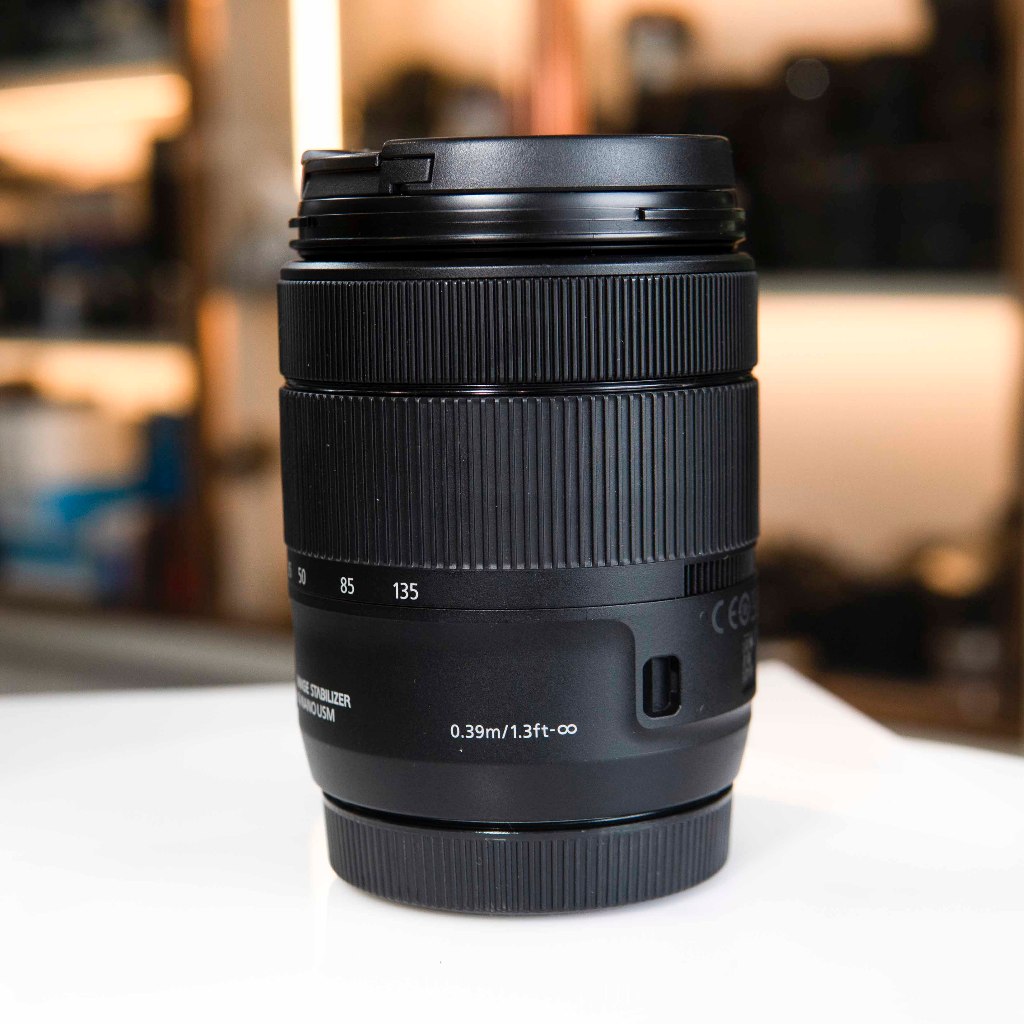 Canon EF-S 18-135mm F/3.5 - 5.6 IS Nano USM  Canon EF-s 18-135mm F/3.5-5.6 IS Nano