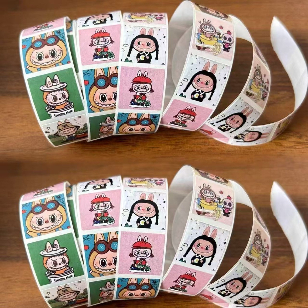 Cuộn 500 Sticker Dễ Thương Kawaii Labubu Kuromi Doraemon Stitch Capybara Elsa Lotso Donut Nhiều Chủ 