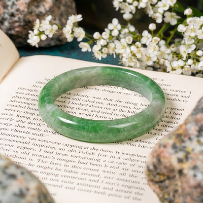 Vòng Cẩm Thạch Đậu Trắng Lý Bản Hẹ Lắc Tay Phong Thủy Sang Trọng, Tinh Tế, Quý Phái - Ngọc Trai Trường Thịnh