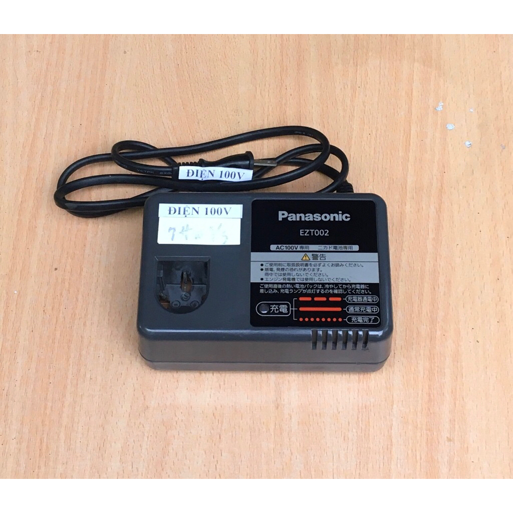 Sạc Panasonic hàng bãi dùng cho cả National . Sạc Panasonic EZT002.  Sạc pin Niken . Điện 100V