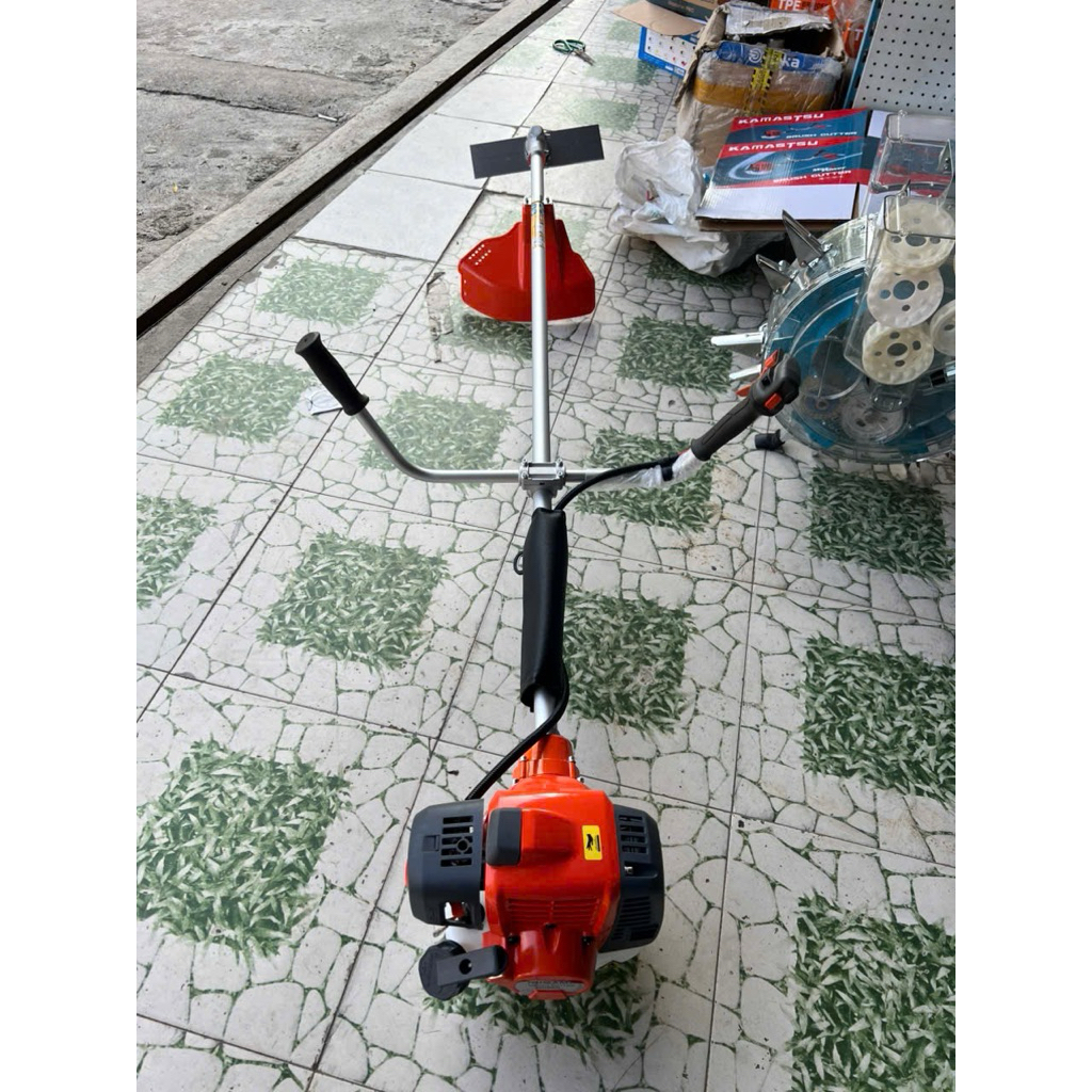 Máy cắt cỏ Huqama 555 động cơ 2 thì 1.65Kw nòng 41.5cm³ trọng lượng 8kg.tặng bát cước