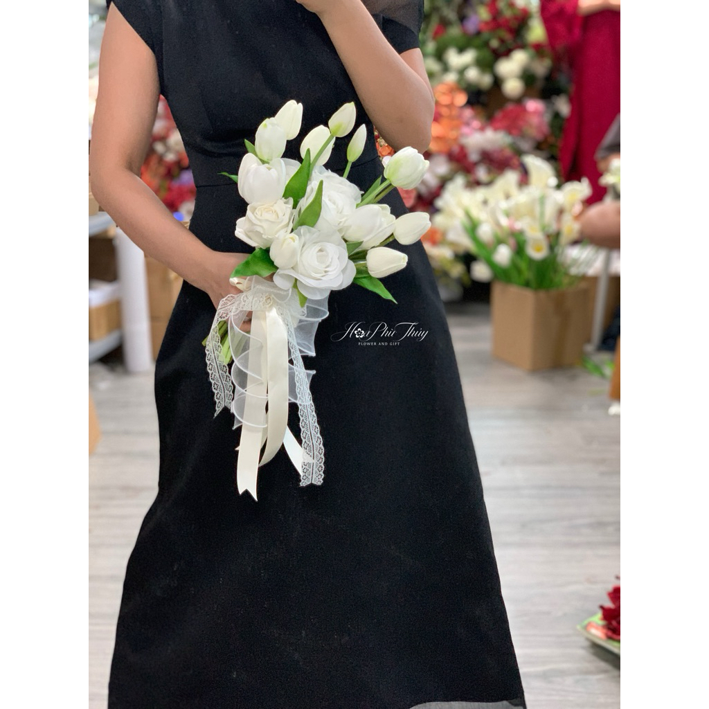 Hoa cưới cầm tay cô dau bằng lụa