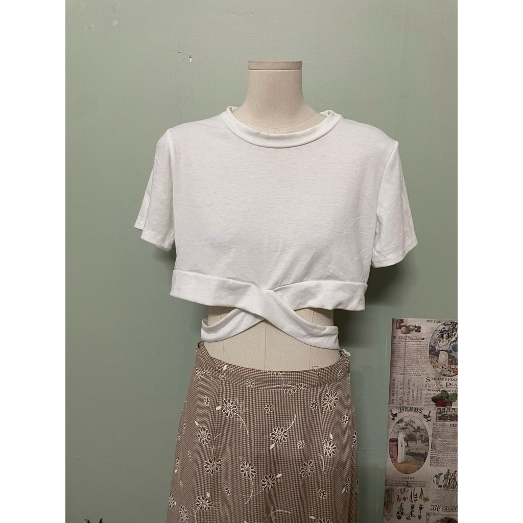 Áo phông nữ croptop màu trắng size m a86