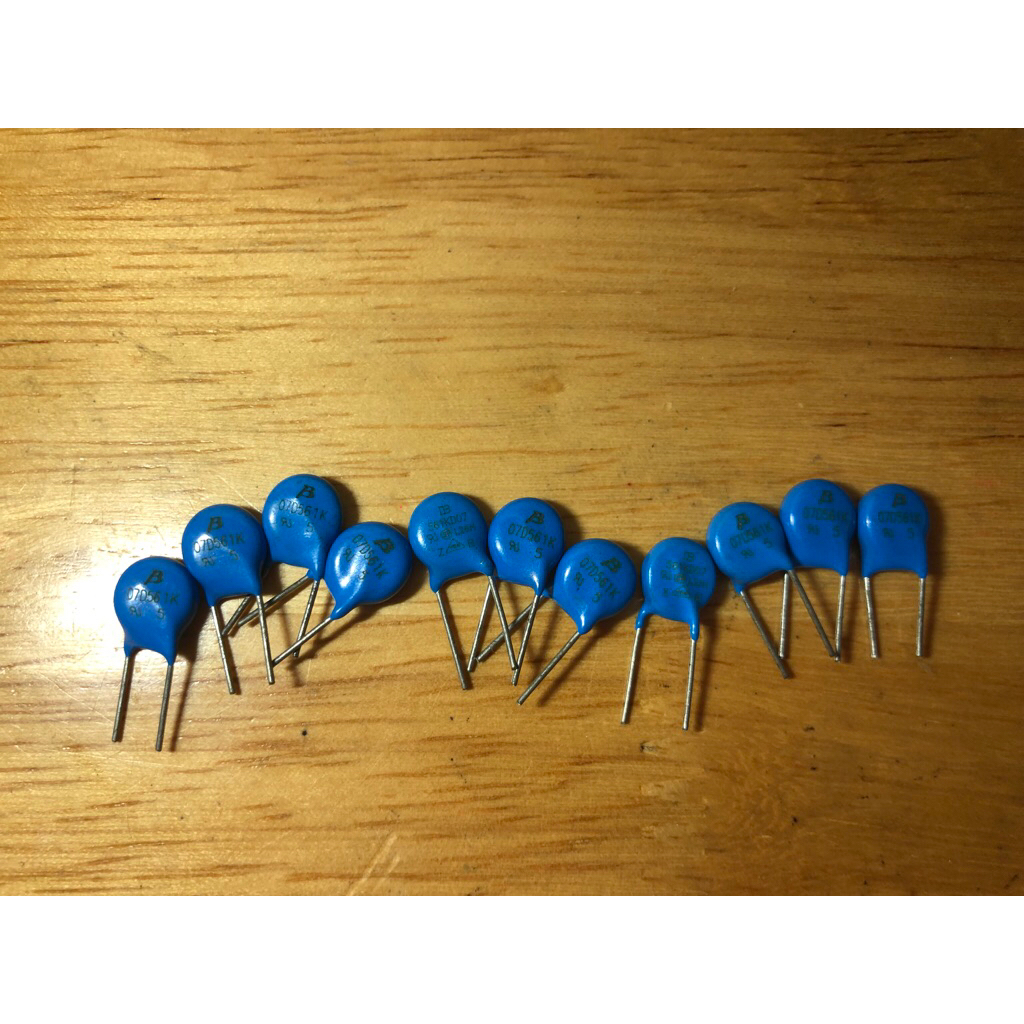 (11 con) Tụ chống sét varistor bảo vệ quá áp 561D07 7D561K 7D561 kích thước 7mm chân ngắn