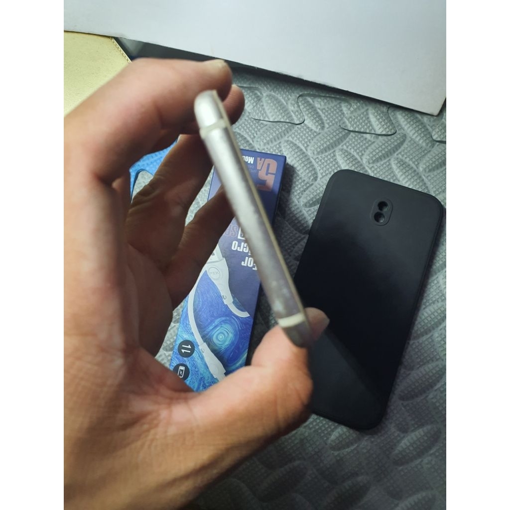 Điện thoại samsung j7 pro cũ, kèm ốp lưng, dây cáp sạc, cường lực