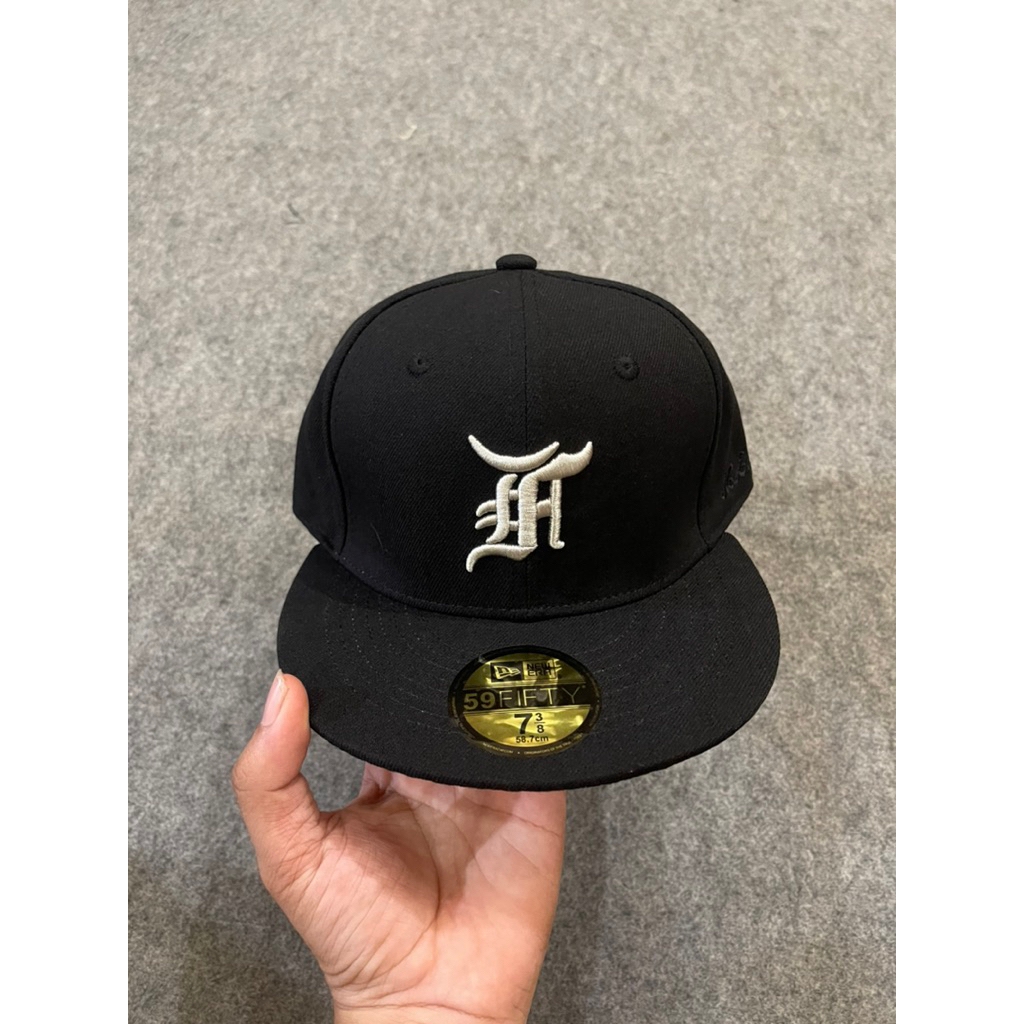 Mũ FOG ESSENTIALS New Era, FEAR OF GOD Essentials New Era Fitted Cap Black