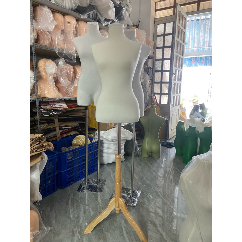 Manocanh nữ chân gỗ