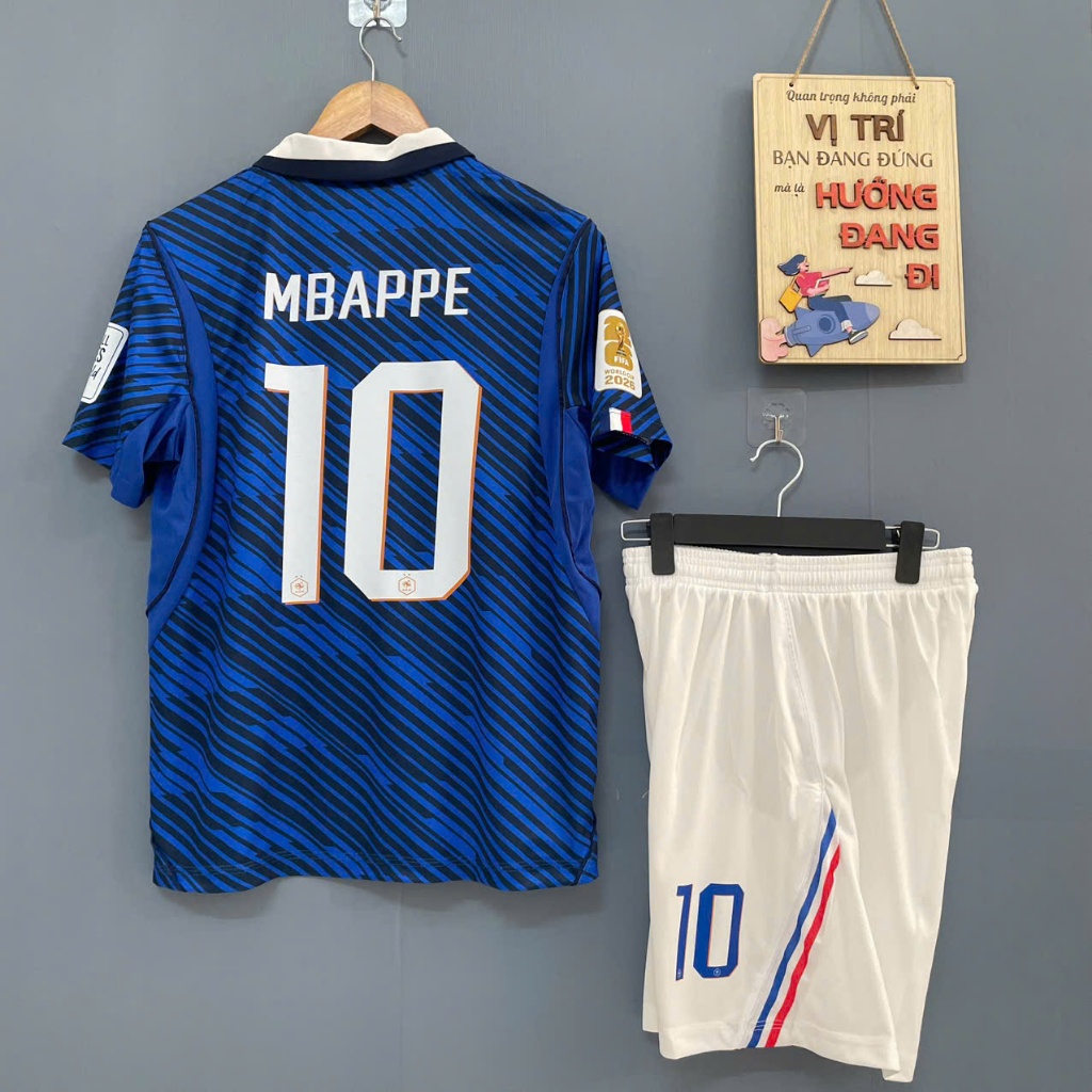 Bộ quần áo bóng đá Pháp xanh thun mè Strivend in sẵn tên Mbappe số 10