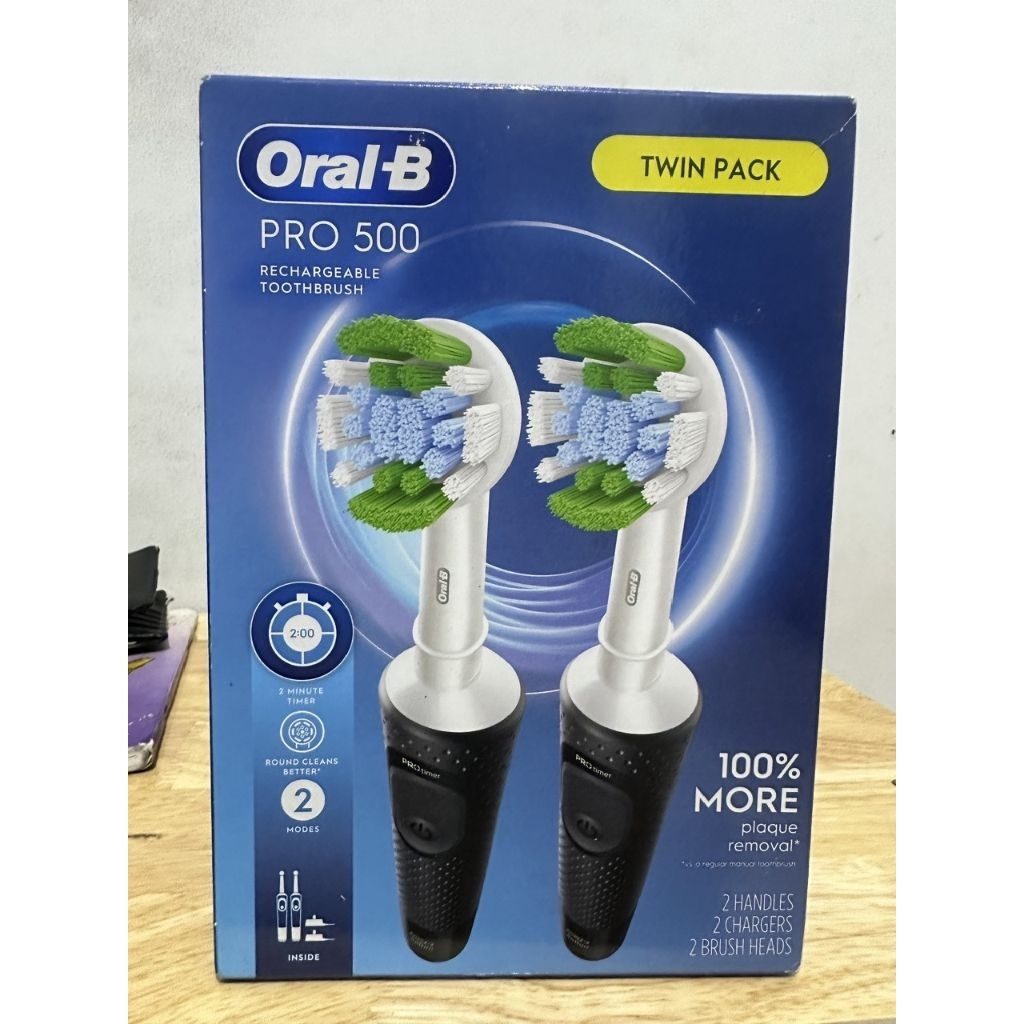 bàn chải đánh răng điện Oral-B Pro 500 (phiên bản Twin Pack), bao gồm hai tay cầm màu đen. set 2cai.
