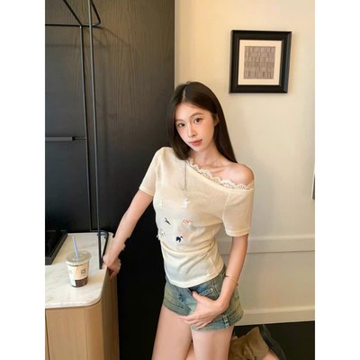 LYRA - Áo Thun Nữ Lệch Vai Phối Ren Thêu Nơ Dáng Ôm Tôn Dáng Phong Cách Tiểu Thư Hàn Quốc CSYAC0515