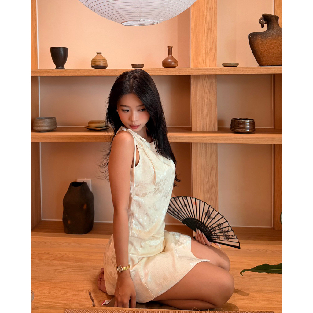 LÀ ARTE | Calie Set - Set đồ hoạ tiết hoa ly áo cổ thuyền vai đính nơ kèm chân váy vạt chéo thắt nơ