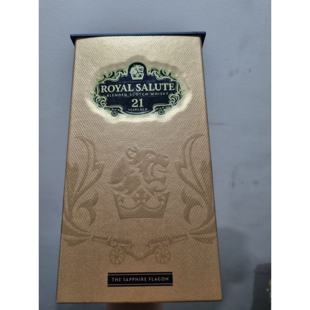 Vỏ hộp Chivas 21 đời cũ 700ml dùng để trang trí trưng bày
