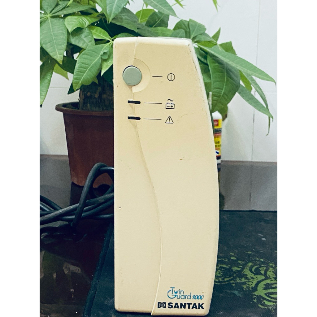 Bộ lưu điện (UPS) Santak 1000cũ nguyên din còn ắc quy hết bên trong