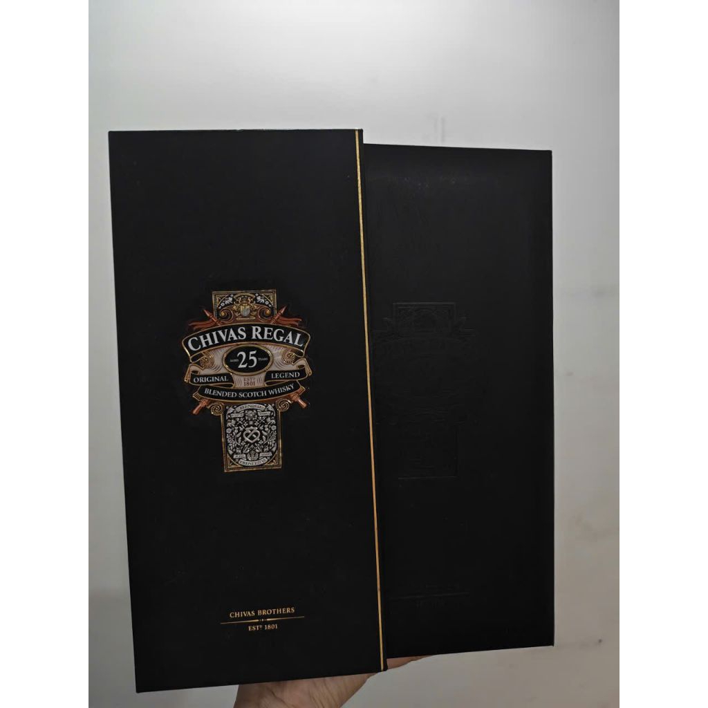 Vỏ hộp Chivas 25 700ml dùng để trang trí trưng bày