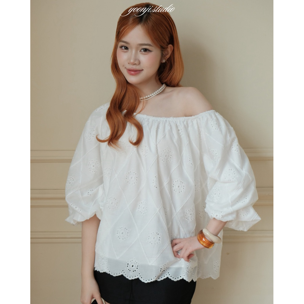 YOONJI - Áo trễ vai thô thêu hoa tay bồng