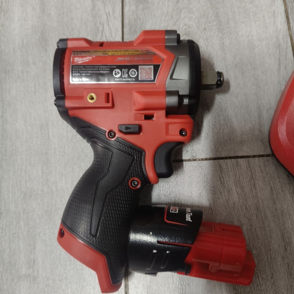 Máy siết bu lông Stubby Milwaukee M12 FIW2F12-0X0