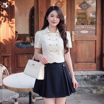 Set bộ nữ Twentyfive gồm áo kiểu dáng ôm cổ bẻ thanh lịch phối chân váy xếp ly ngắn SACL70
