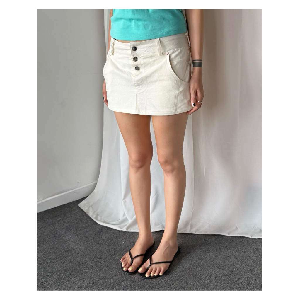 Youmakemesmile Vendi Mini Skirt - Chân váy trắng lưng thấp có 3 cúc form mini skirt