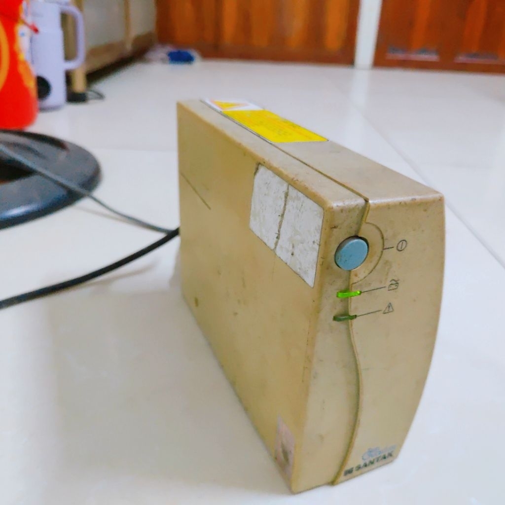 ups bật vẫn lên cắm quạt vẫn quay cũ thanh lý