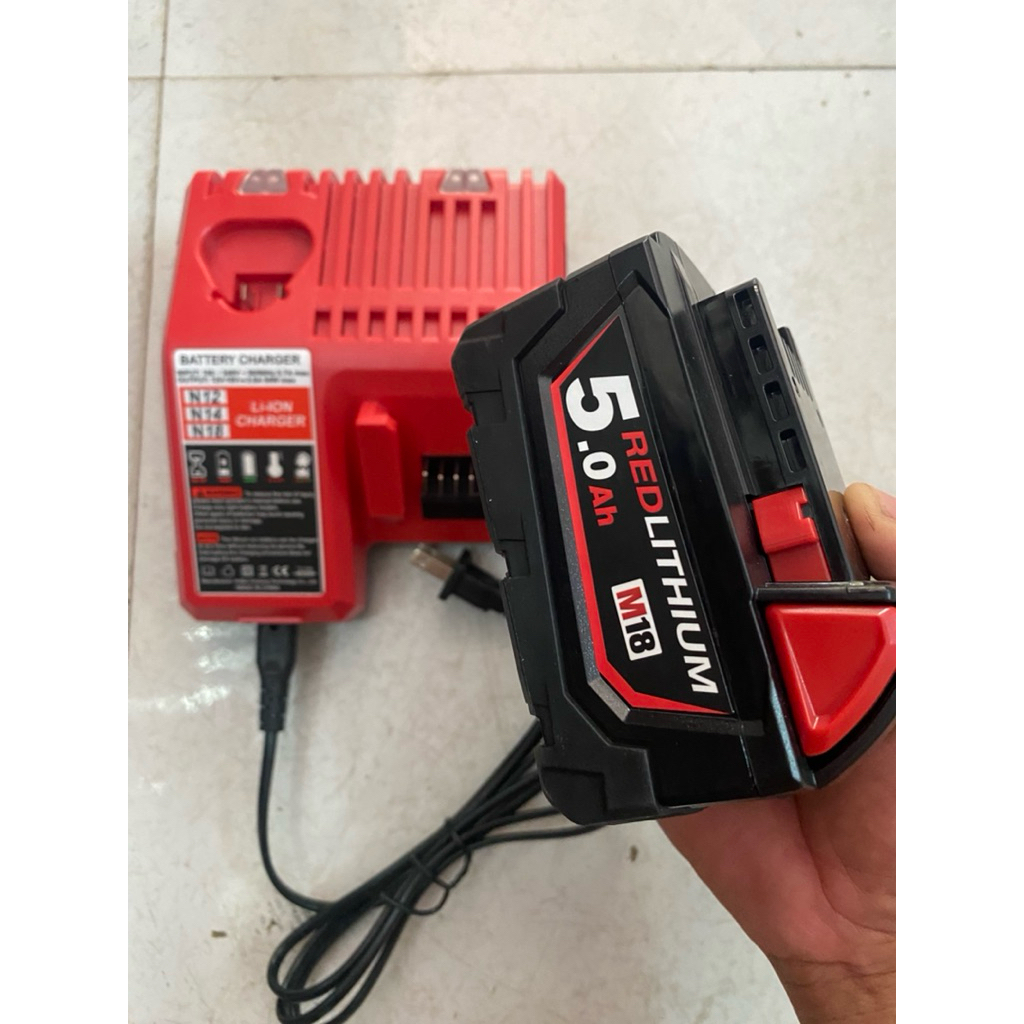 Pin Sạc milwaukee M18 5Ah. Nhập linh kiên mới 100% chuyên công cụ chính hãng Milwaukee.